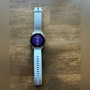 Garmin Vivoactive 4s - white & rose gold. Great used condition!